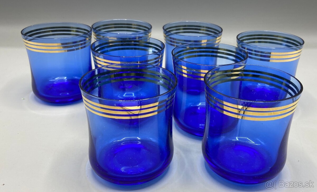 Osem modrých sklenených pohárov so zlátením
