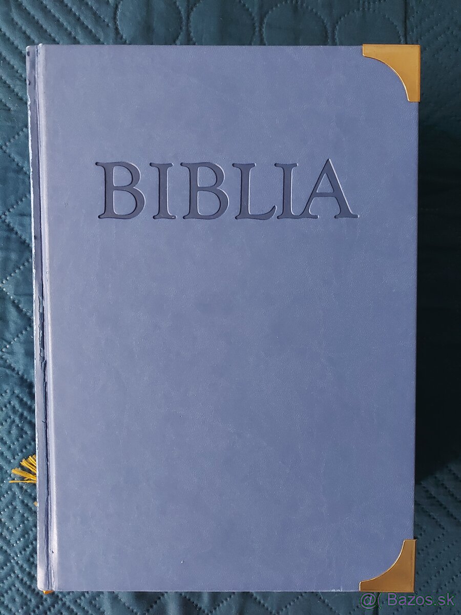 Biblia s kovovými rožkami