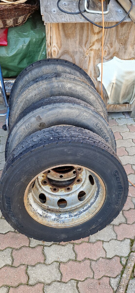 Predám pneu 245/70R19,5  136/134M zadné aj z diskami