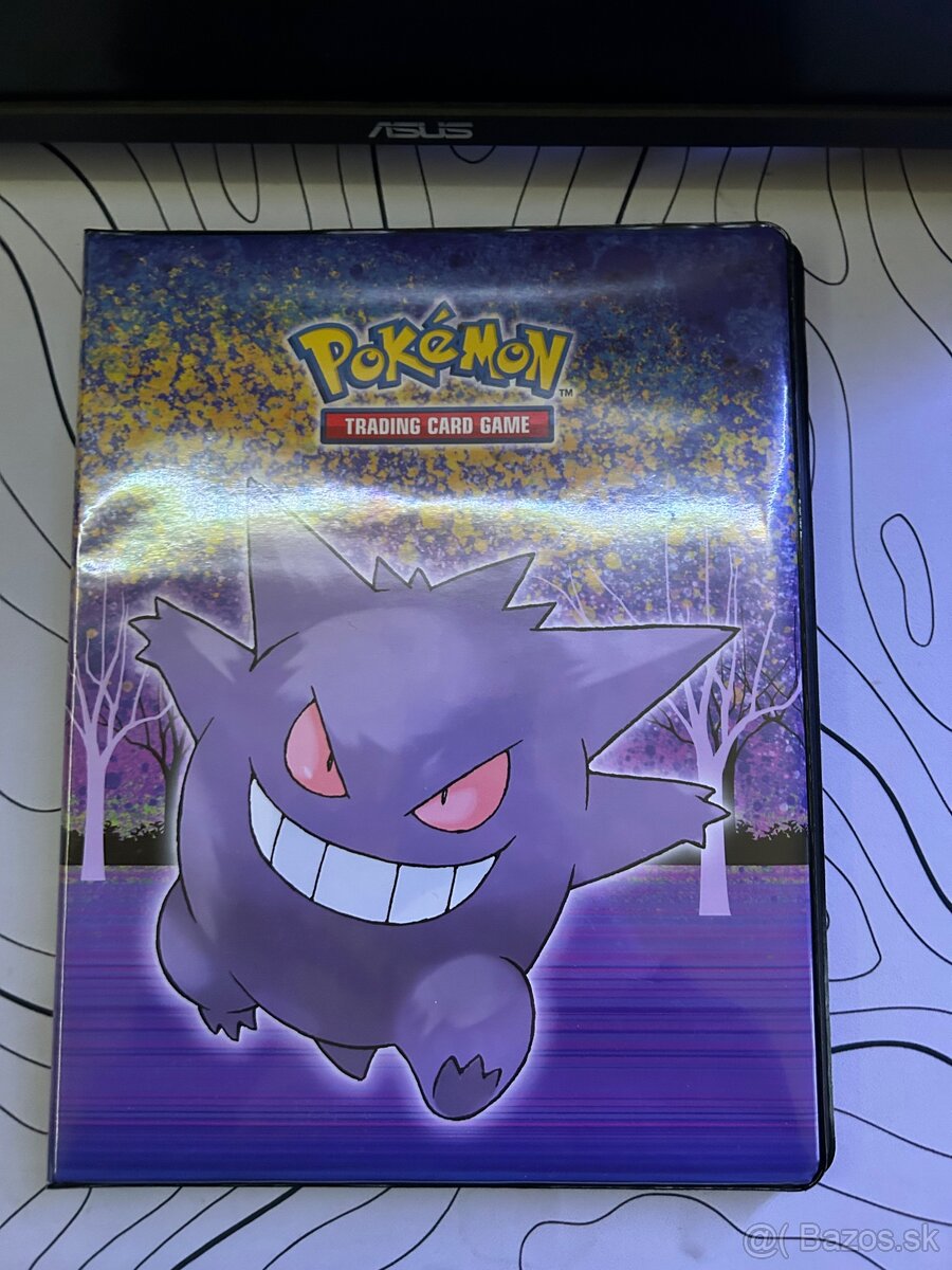 Pokémon album plný kariet