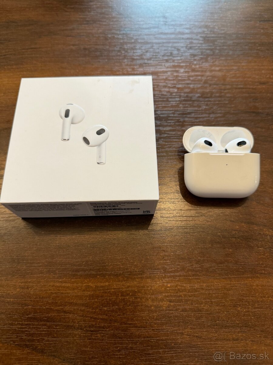 Apple AirPods (3. generácie) s nabíjacím puzdrom Magsafe