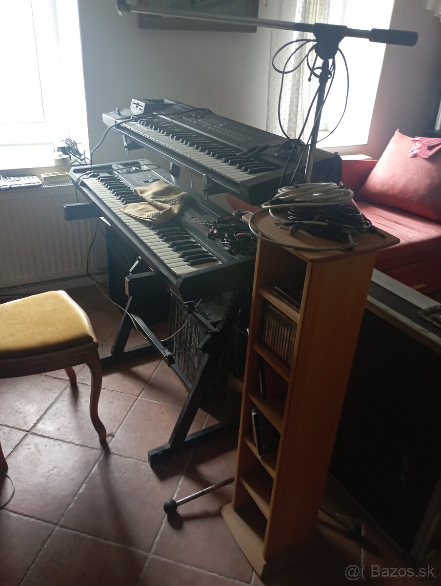 Klávesy Roland D-20, Ensoniq EPS a stojan Herkules