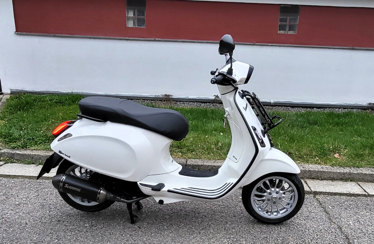 Vespa Sprint 125 - white & black edition, Akrapovič Slip-On