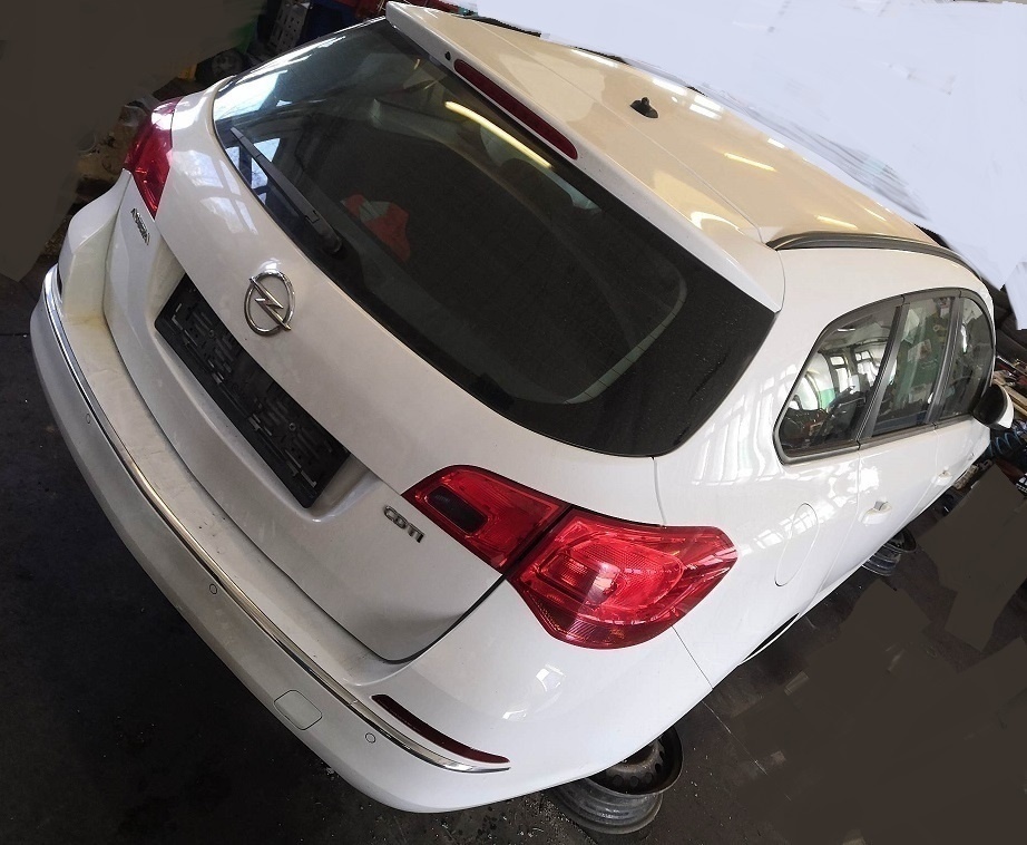 Opel Astra J 1.4 2014 predám DVERE SPOLUJAZDCOVA STRANA, MOT