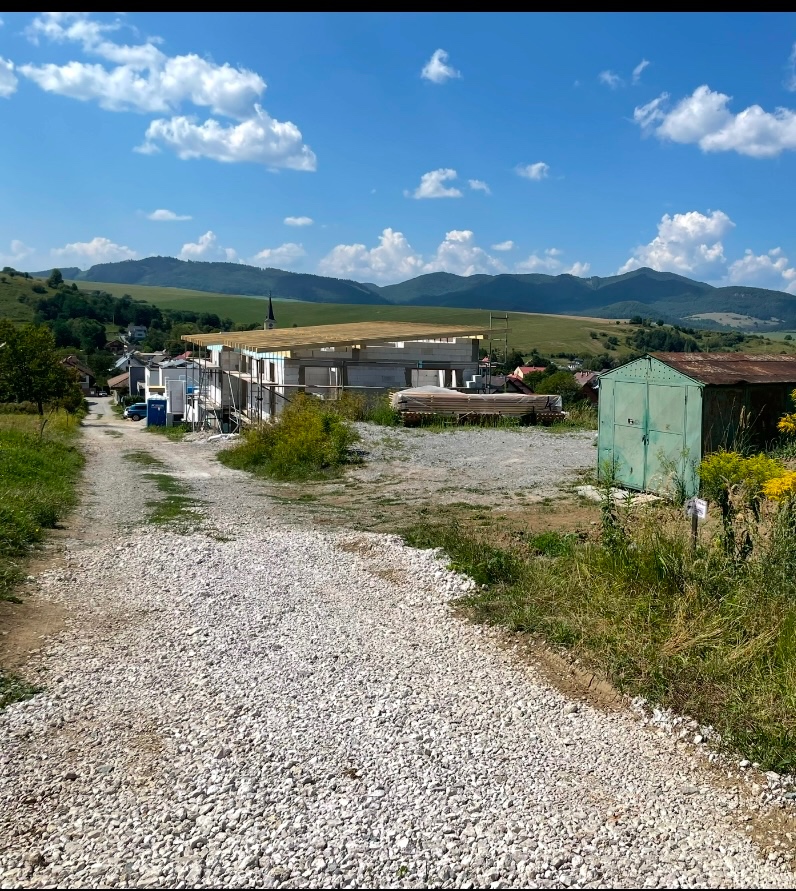 Slnecny pozemok s krasnym vyhladom.