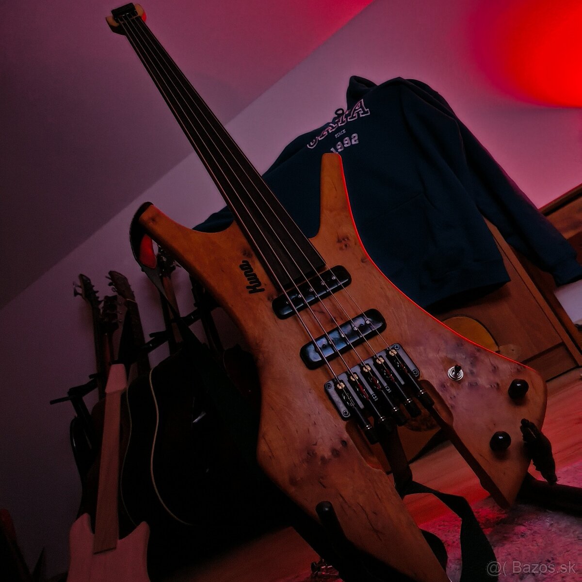 Basgitara 5 strunová fretless headless