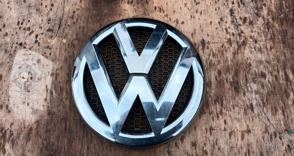 VW Amarok 2008- logo prednej masky