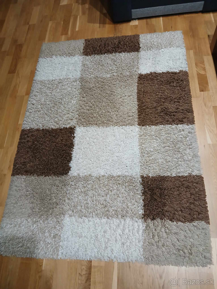 Hnedý koberec