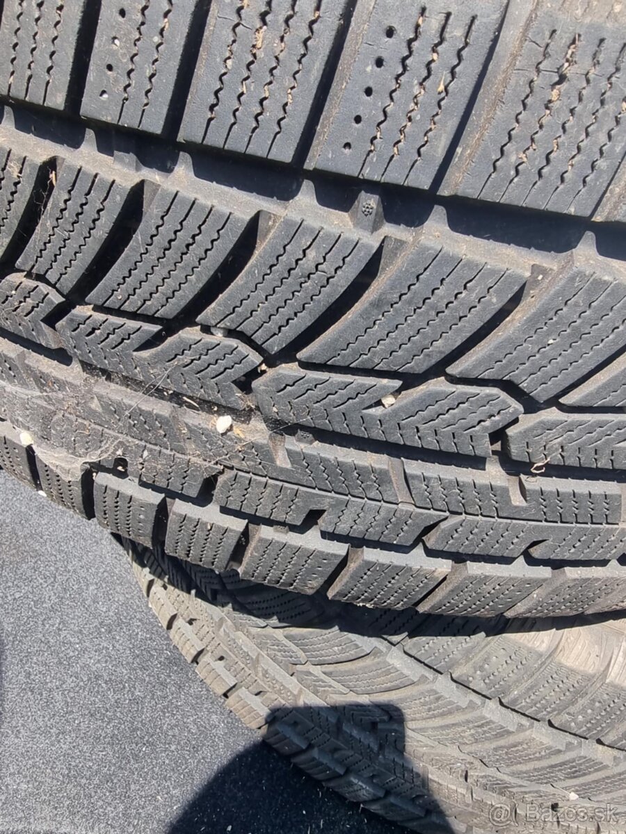 Predam zimne  pneu 215/60 r16.