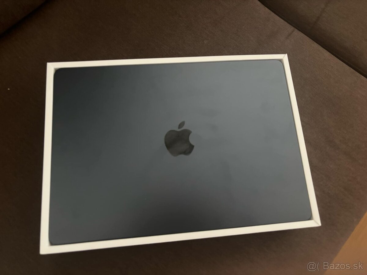 Predám zánovný. Mac book.   Dohoda možná