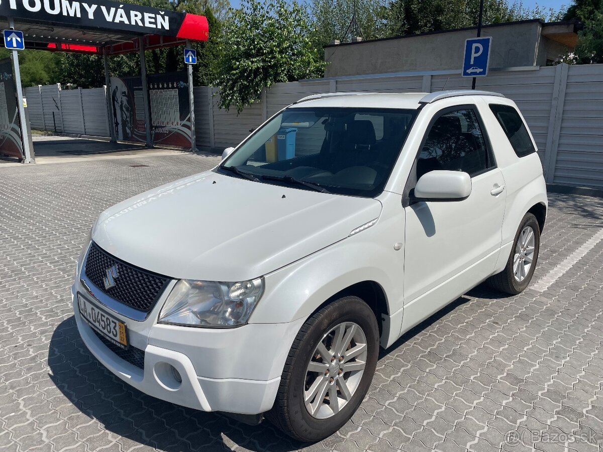 Suzuki Grand Vitara 1.6 benzin 4x4 black and white