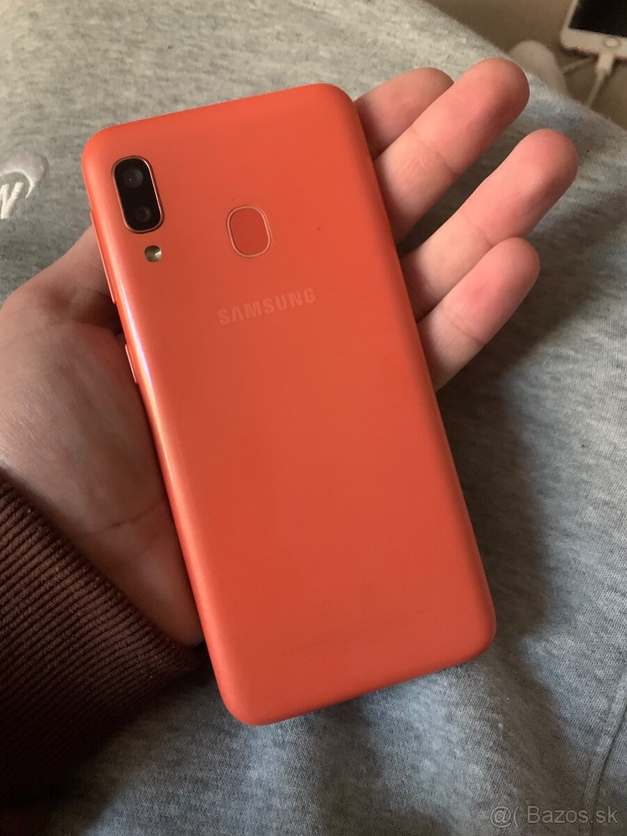 Samsung A20e pekný stav