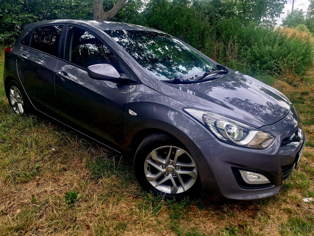 Hyundai i30 hatchback 1.4 diesel 66kw 2013 2014 šedá metalíz