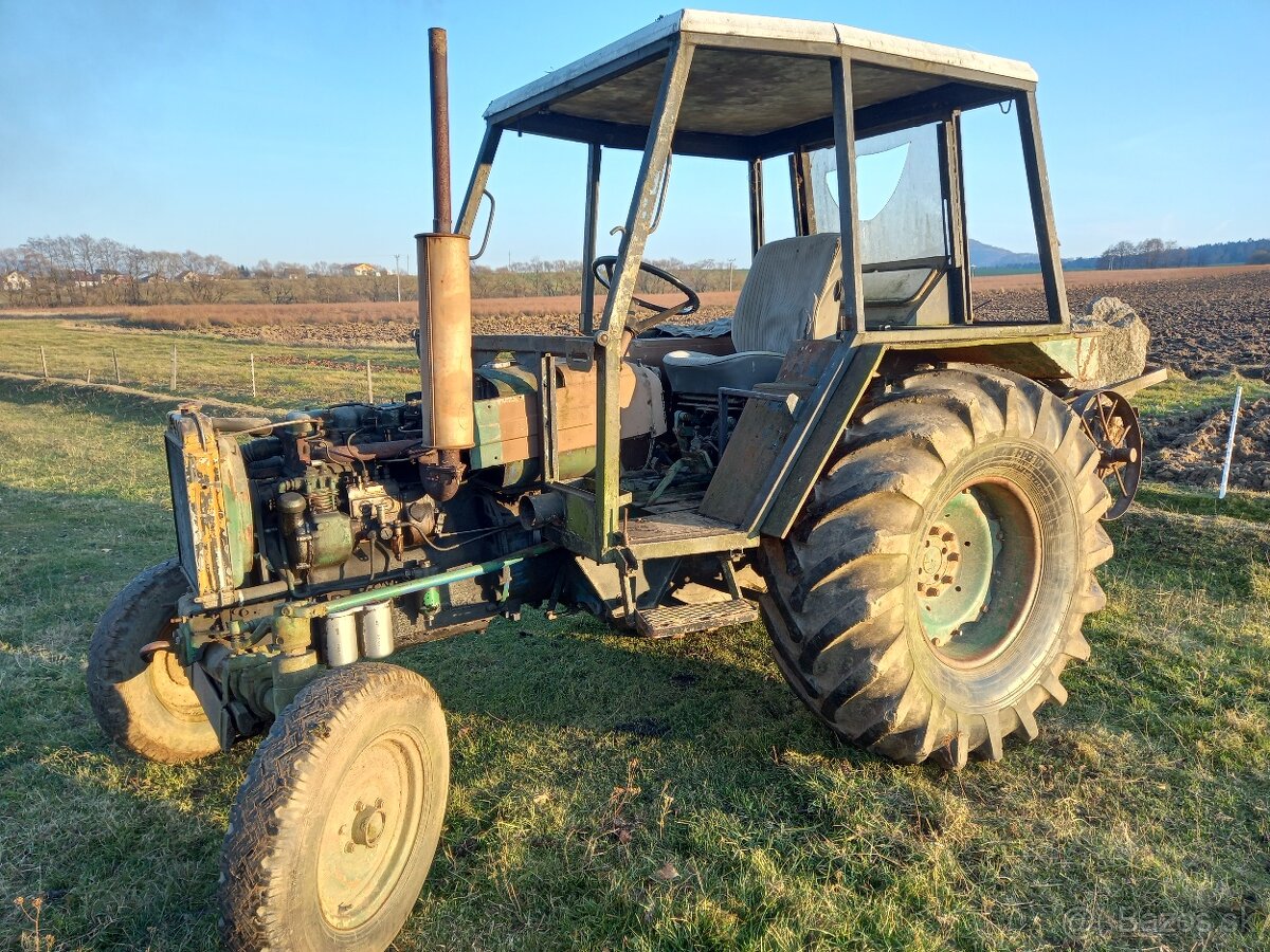 Predám traktor ZETOR stvorvalec, bez TP a ŠPZ.   Traktor poj