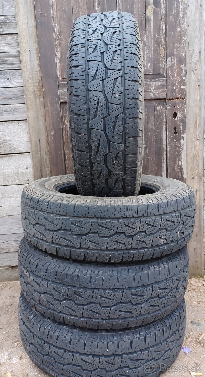 Predám 4 jazdené zimné pneumatiky Bridgestone  255/70 R18