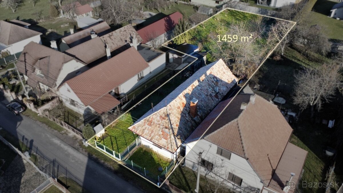 Na predaj veľký pozemok 1459 m² so starším RD v Bystričanoch