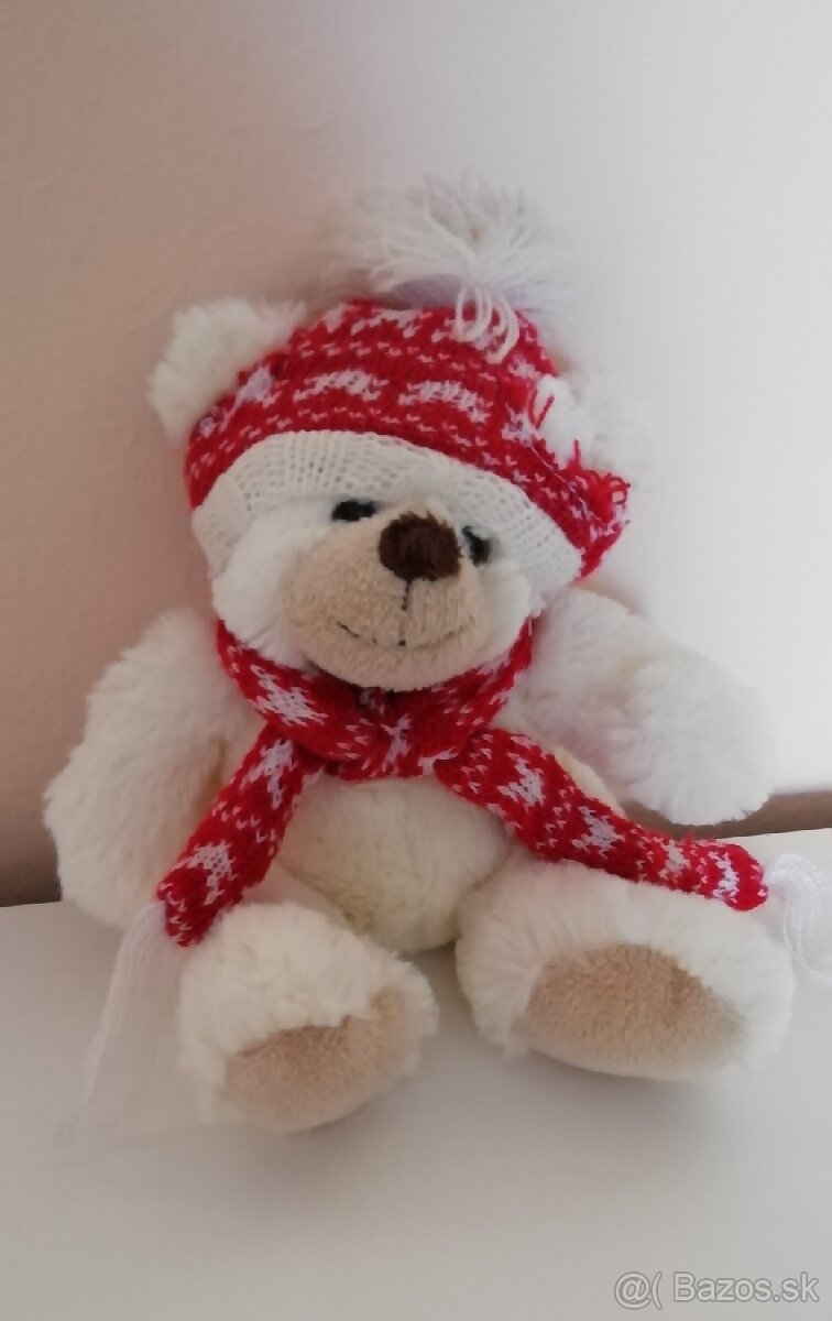 Plyšový medvedík s červenou čiapkou.