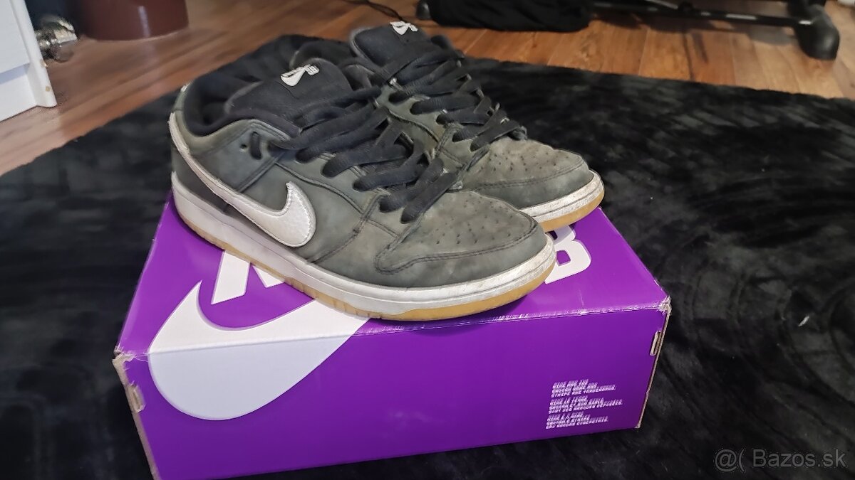 Nike dunk sb black gum