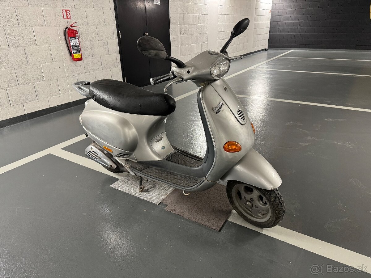 Vespa skútr na náhradní díly jako celek viz foto