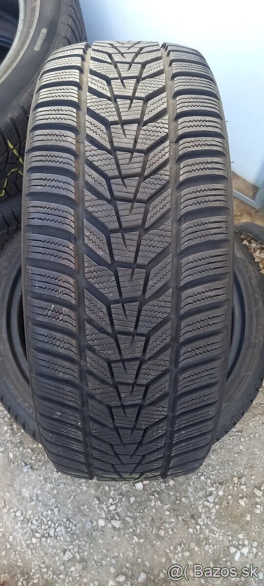 Predám zimné pneu Hankook 215/45r18 93V