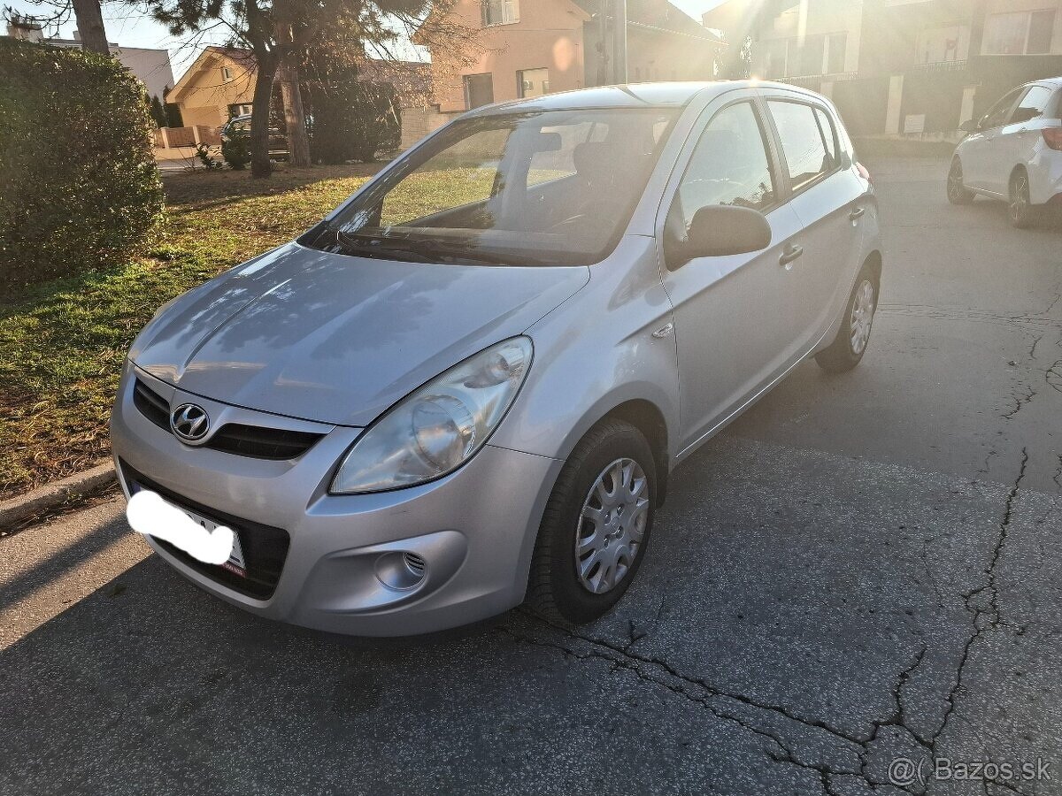 Predam hyundai i20 1.2 benzín kW 57 r.v 2012