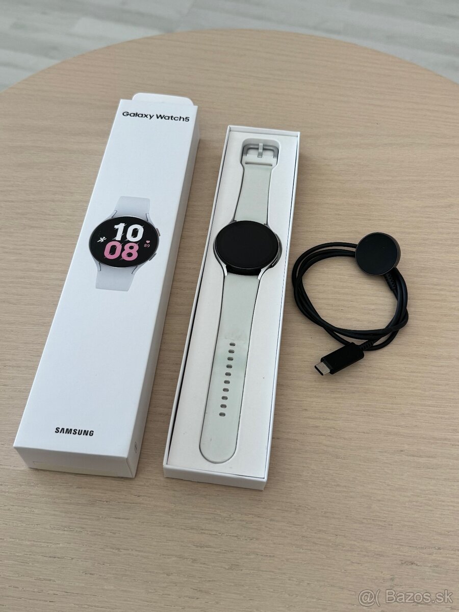 Predám Samsung Galaxy Watch5 44mm - Strieborné