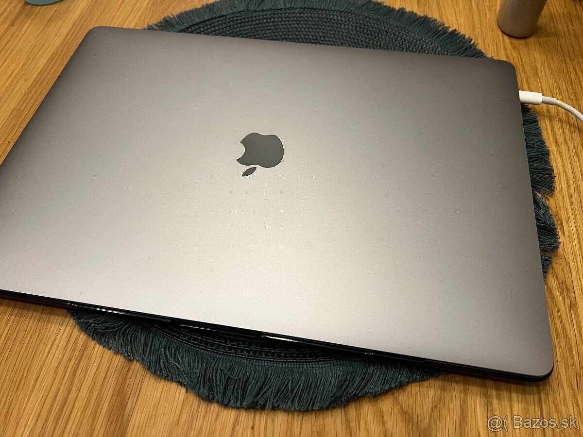 Macbook Pro 2018 15" 16 GB RAM Intel i7 256 GB Radeon Pro