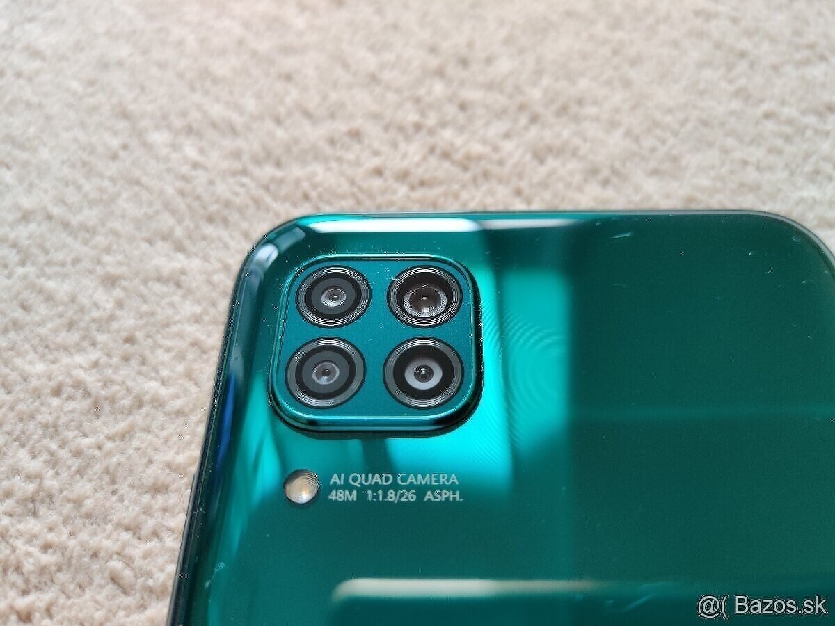 Huawei P40 Lite.  6gb/128gb.  Tmavá zelená metalíza.