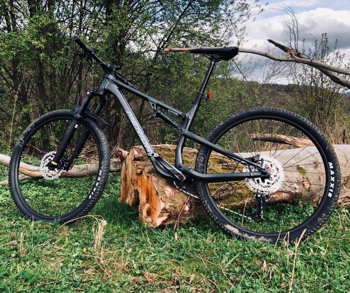 Celoodpružený horský bicykel značky MERIDA NINETY-SIX 400