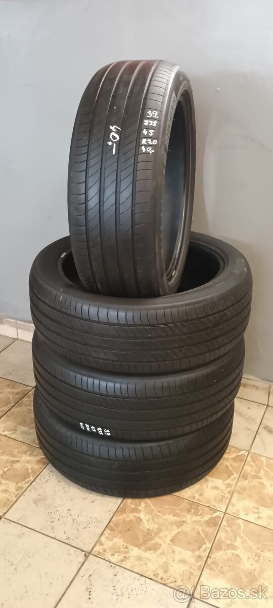 39. Pneumatiky Letne 4ks 235/45R20 Michelin Primacy 4