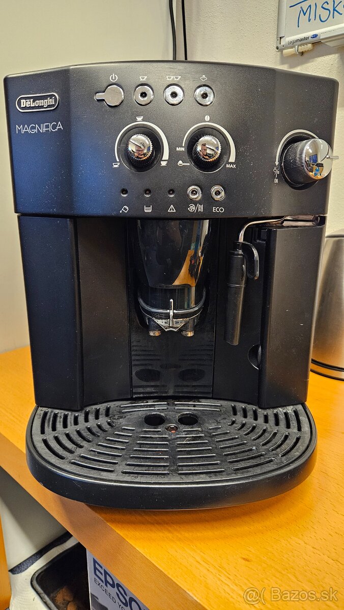 Automatický kávovar Delonghi Magnifica ESAM4000.B