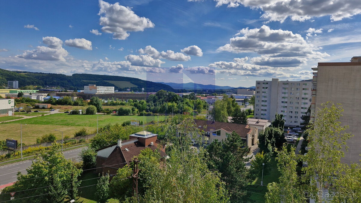 PREDAJ, 3 - izbový byt Radvaň, Sládkovičova ulica, 4x lodžia