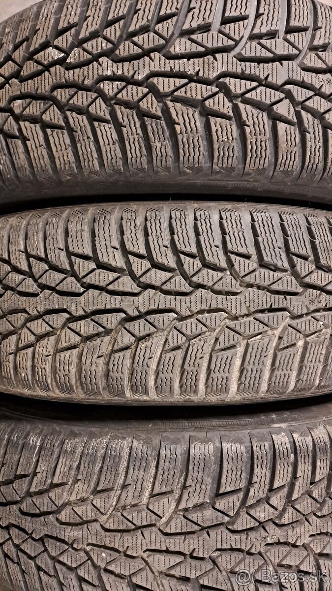 Predám 3ks pekné zimné 195/60r16-89H Nokian