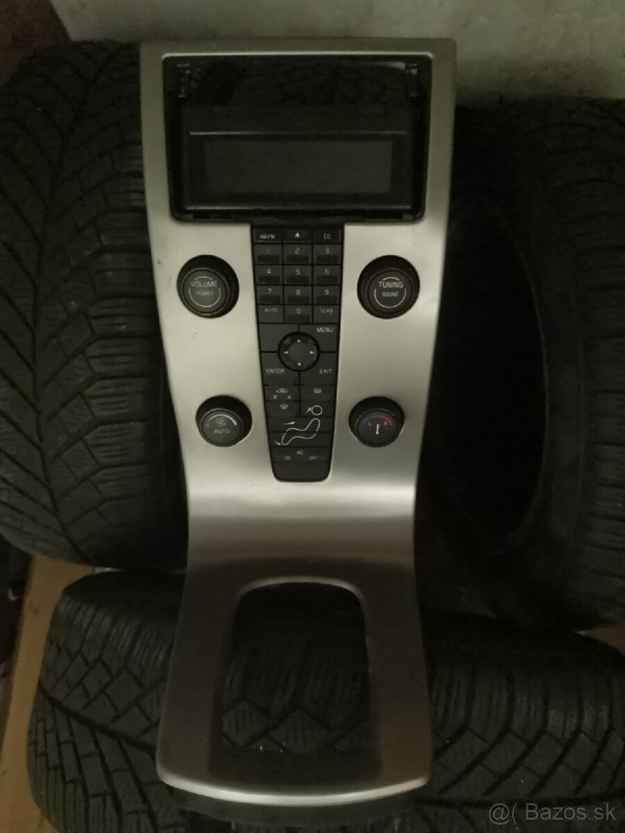 Volvo v50 stredny panel + infotainment box