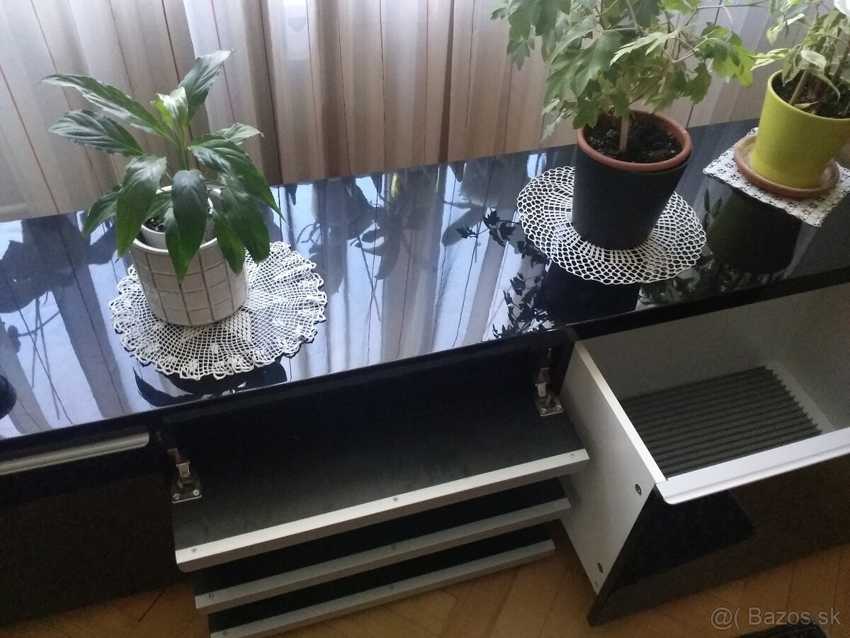 TV stolík IKEA