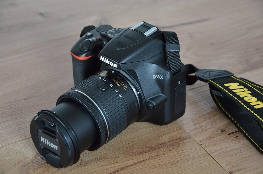 Nikon D3500 s bluetooth - rychly Af-p objektiv - 3 900 snimk