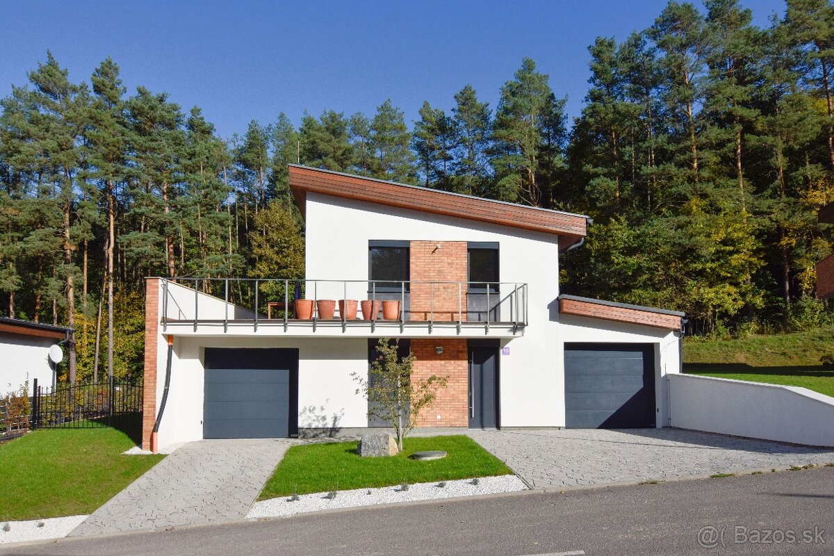 Luxusný RD, 2 garáže, vyhrievaný bazén, pozemok 921 m2