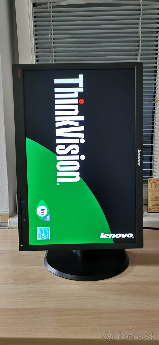 Lenovo 22" monitor k pracovnej stanici PIVOT