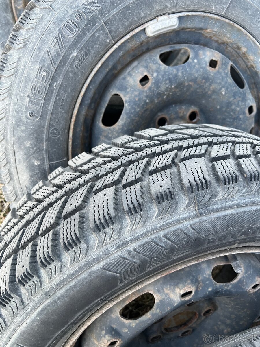 Predám pneumatiky 165/70 R14 na diskoch