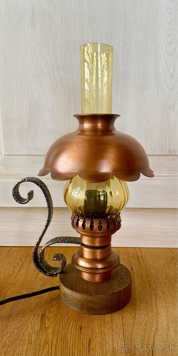 Stará krásná měděná lampa ve stylu petrolejky