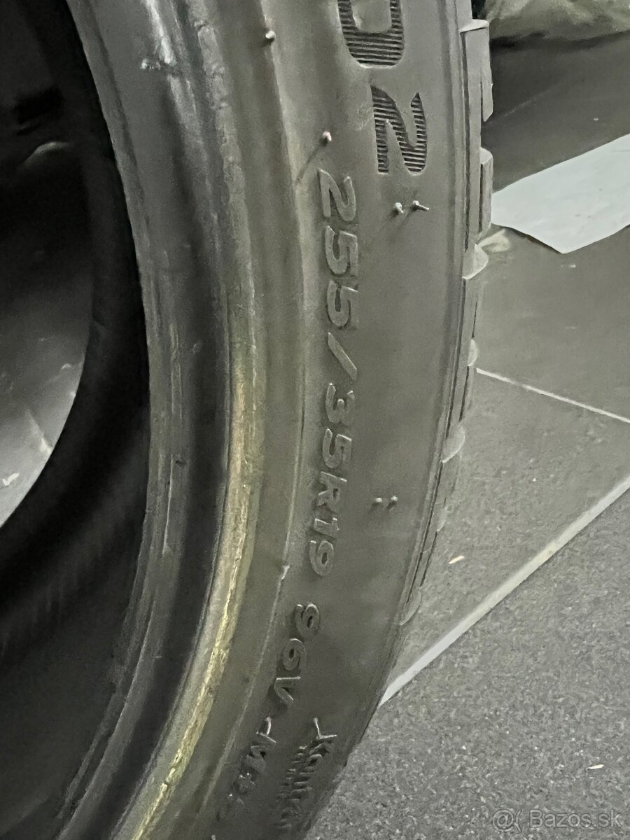 255/35 R19