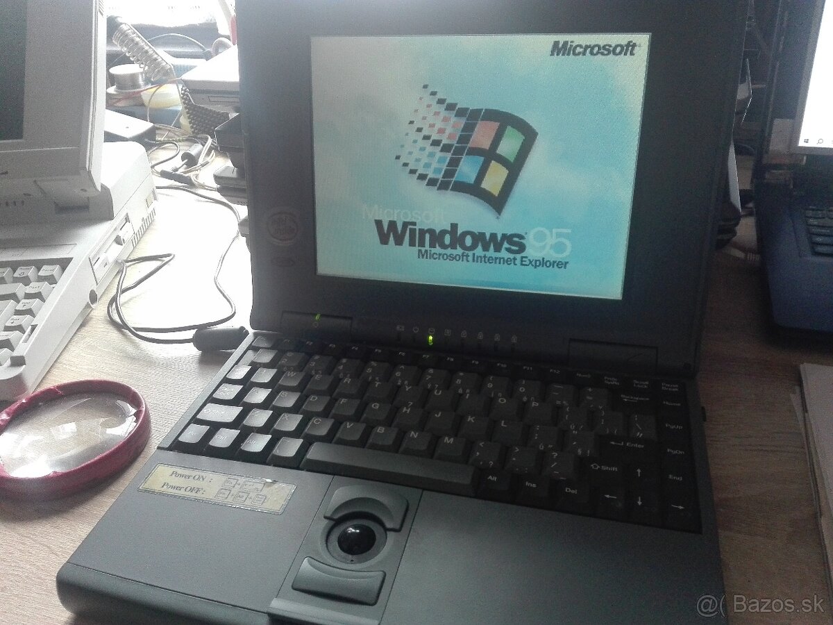 Notebook Escom. Intel 486 DX4. Windows 95.