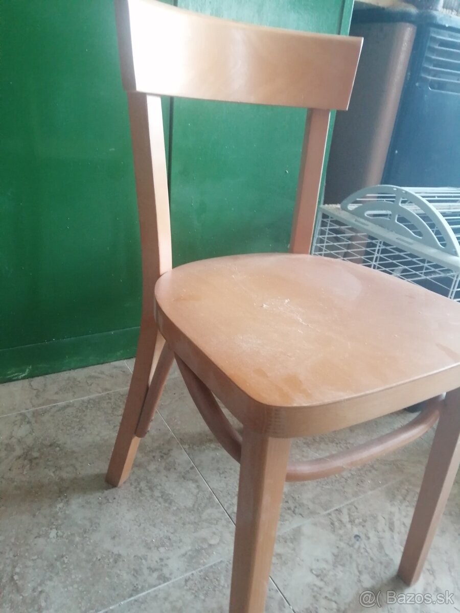 Drevené stoličky rezervovane