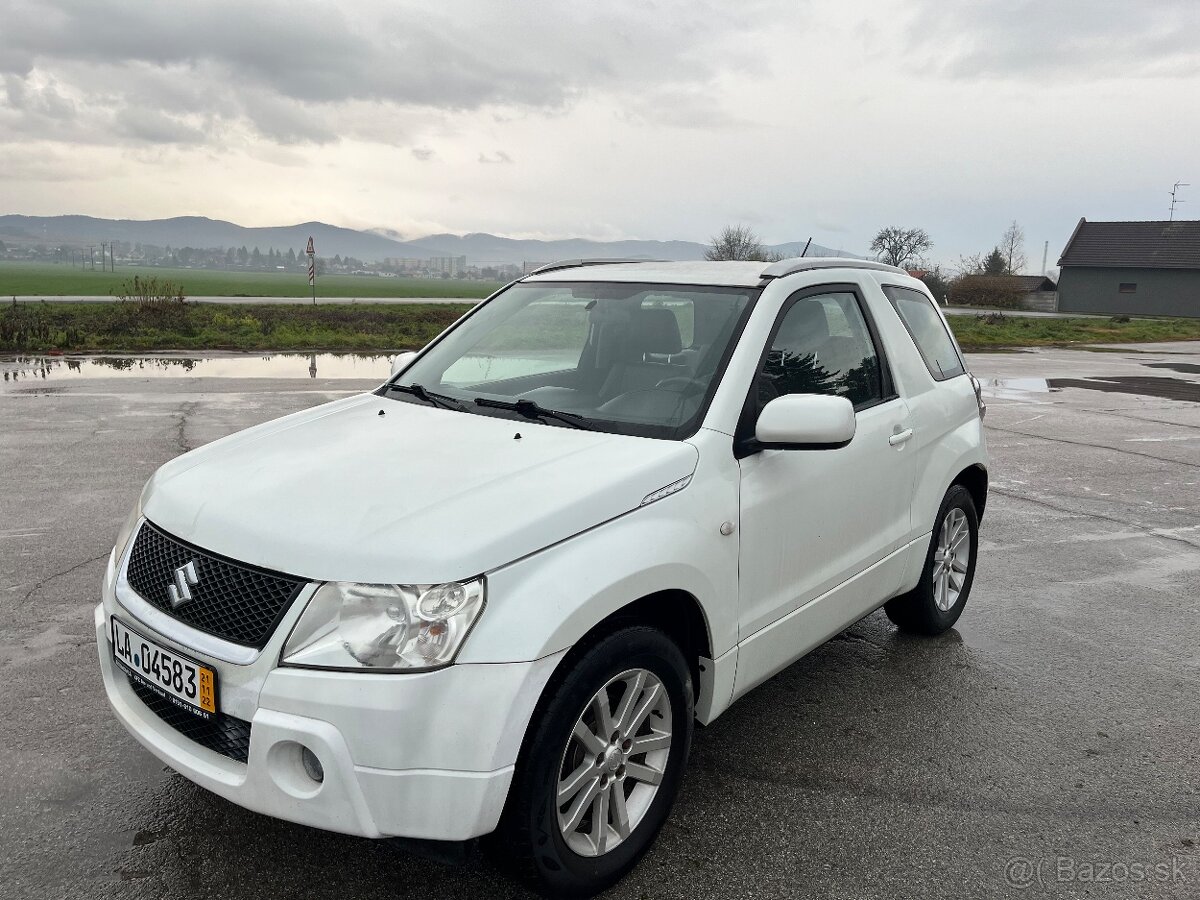 Suzuki Grand Vitara 1.6 benzin 4x4 black and white