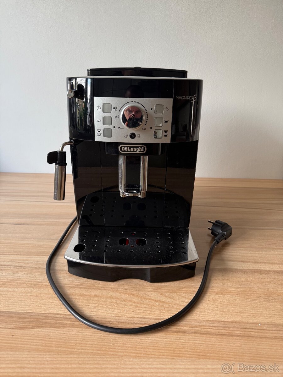 Kávovar DeLonghi Magnifica S