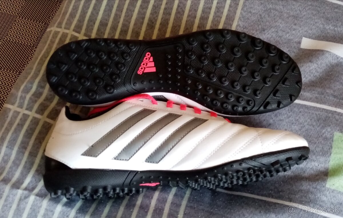 Nové turfy Adidas.