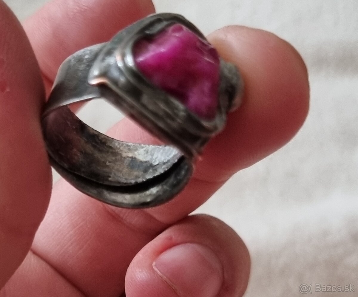 Prsten s prirodnym rubinom