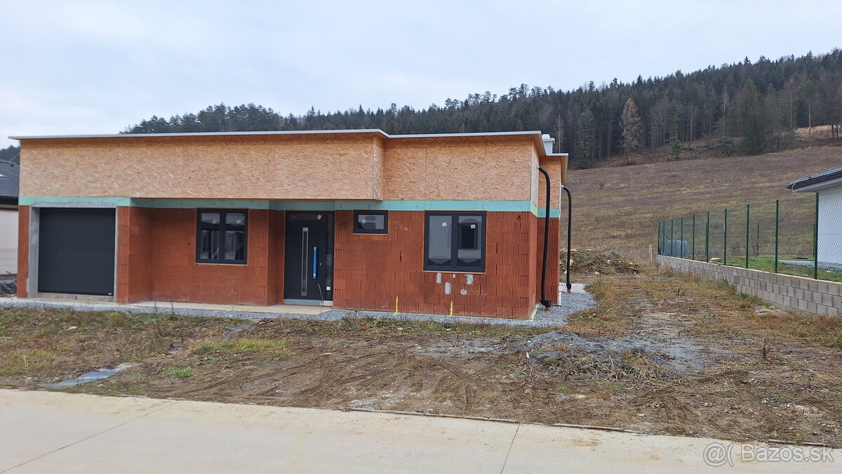 Predáme rozostavaný bungalov v Lietave s pozemkom 686 m2