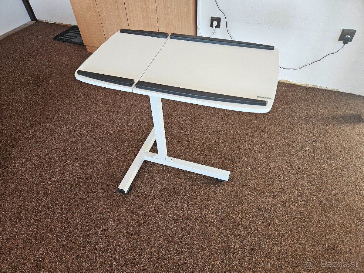 Stolík pod projektor a laptop