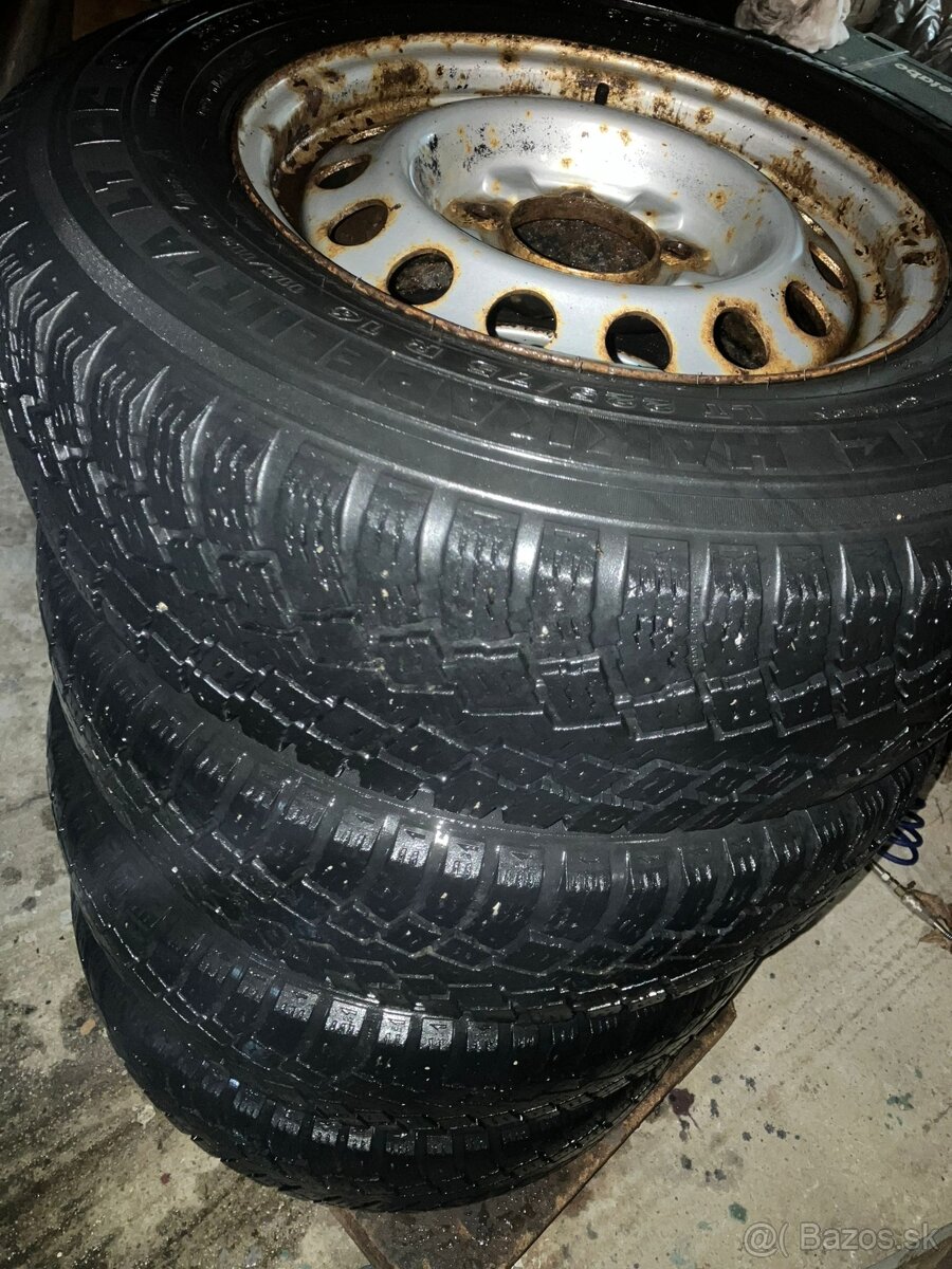 Predám zimné pneu 225/75 R 16 Nokian